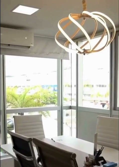 Sala de reunião do escritório da União Consultoria, com mesa, cadeiras e janelas amplas